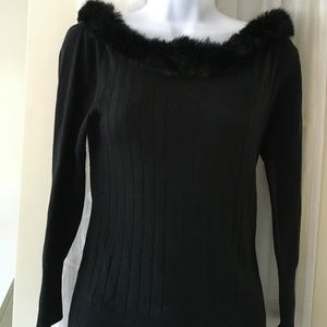 GUC Sz M Black Sweater w/ Fur around Neckline